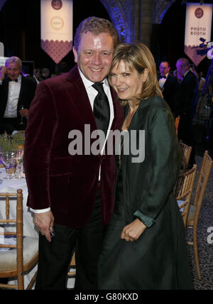 John Culshaw (links) und Penny Smith kommen am Vitality Ball von Age UK im Natural History Museum in London an. Stockfoto