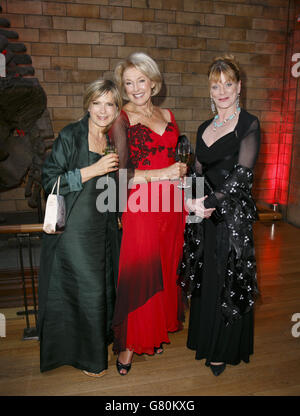 (Links - Rechts) Kathy Lette, Diana Moran und Samantha Bond besuchen den Vitality Ball von Age UK im Natural History Museum in London. Stockfoto