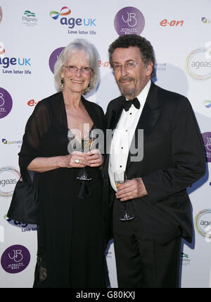 Age UK's Vitality Ball - London. Robert Powell und seine Frau Babs kommen am Age UKs Vitality Ball im Natural History Museum in London an. Stockfoto