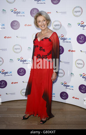 Age UK's Vitality Ball - London. Diana Moran kommt am Age UKs Vitality Ball im Natural History Museum in London an. Stockfoto