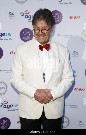 Tim Wonnacott kommt am Vitality Ball von Age UK im Natural History Museum in London an. Stockfoto