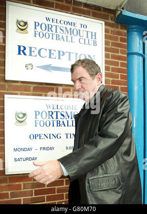 Der ehemalige Luton und Tottenham Hotspur Manager David Pleat kommt an. Plite wird voraussichtlich in einer beratenden Funktion im Premiership Club ernannt werden. Stockfoto