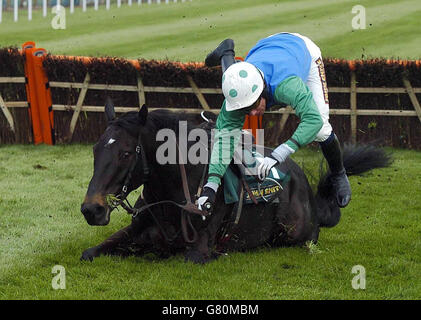 Pferderennen - John Smith's Grand National Meeting - Aintree. Der Jockey Timmy Murphy fällt während der Liverpool-Hürde von John Smith und Batleys von Korelo. Stockfoto