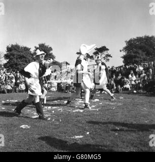 Teilnehmer der dritten World Custard Pie Championships, die in Coxheath in der Nähe von Maidstone ausgetragen wurden. Stockfoto