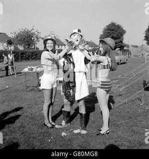 Ein Gänsehaut-Chaos landet im Angesicht von John Curl, Kapitän der Coxheath-Chucker, von Lorraine Fineman (r) und Sandra White, beide im Alter von 19 Jahren. Der Anlass war die dritte World Custard Pie Championships, die in Coxheath in der Nähe von Maidstone stattfand. Lothringen, von Maida Val, London, und Sandra, von Feltham, Middlesex, waren Mitglieder der Redheads vom Flughafen Heathrow, die an den Meisterschaften teilnahmen. John führte die Chucker bei der Beibehaltung ihrer Welttitel. Acht Mannschaften, eines aus Kanada, nahmen an den Meisterschaften Teil. Stockfoto