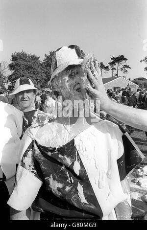 Bei der dritten World Custard Pie Championships in Coxheath bei Maidstone landet ein Gänsehaut-Chaos im Gesicht eines Konkurrenten. Stockfoto