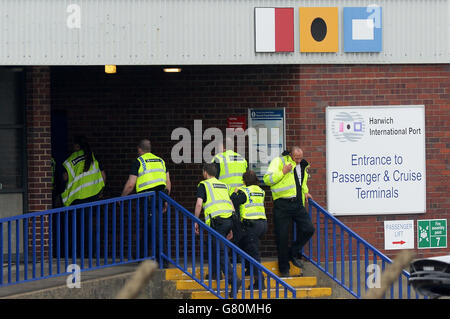 Mitarbeiter der Grenzstreitkräfte im Harwich International Port in Essex, als 68 Personen beurteilt wurden, wobei sieben ins Krankenhaus gebracht wurden, nachdem Berichte über Personen, die im Harwich International Port, East of England Ambulance Service, in einem Container eingesperrt wurden, veröffentlicht wurden. Stockfoto