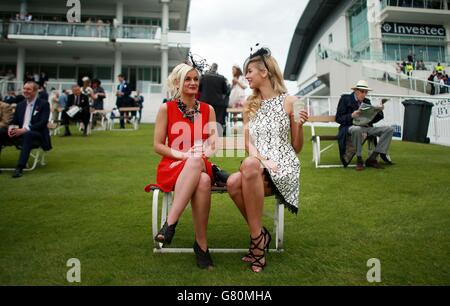 Ladies Day des Investec Derby Festivals 2015 auf der Epsom Racecourse, Epsom, genießen Sie einen Aperitif vor dem Rennen. Stockfoto