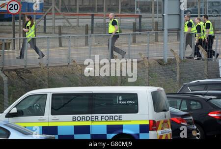 Mitarbeiter der Grenzstreitkräfte kommen im Harwich International Port in Essex an, als 68 Personen beurteilt wurden, wobei sieben ins Krankenhaus gebracht wurden, nachdem Berichte über Personen, die in einem Container im Harwich International Port, East of England Ambulance Service, eingeschlossen wurden. Stockfoto