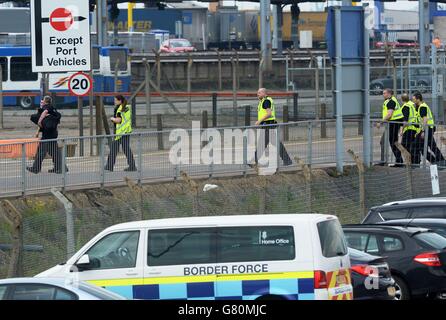 Mitarbeiter der Grenzstreitkräfte kommen im Harwich International Port in Essex an, als 68 Personen beurteilt wurden, wobei sieben ins Krankenhaus gebracht wurden, nachdem Berichte über Personen, die in einem Container im Harwich International Port, East of England Ambulance Service, eingeschlossen wurden. Stockfoto