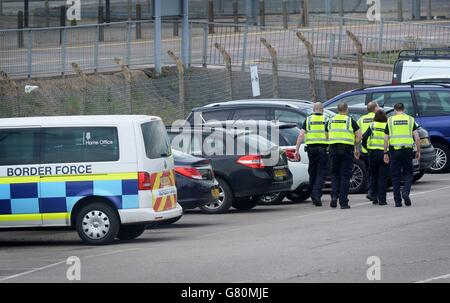 Mitarbeiter der Grenzstreitkräfte kommen im Harwich International Port in Essex an, als 68 Personen beurteilt wurden, wobei sieben ins Krankenhaus gebracht wurden, nachdem Berichte über Personen, die in einem Container im Harwich International Port, East of England Ambulance Service, eingeschlossen wurden. Stockfoto