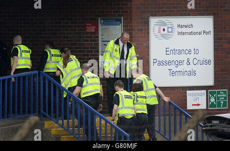 Mitarbeiter der Grenzstreitkräfte kommen im Harwich International Port in Essex an, als 68 Personen beurteilt wurden, wobei sieben ins Krankenhaus gebracht wurden, nachdem Berichte über Personen, die in einem Container im Harwich International Port, East of England Ambulance Service, eingeschlossen wurden. Stockfoto