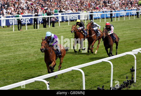 Arabische Königin von Silvestre De Sousa auf ihrem Weg zum Sieg in der Prinzessin Elizabeth Stakes am Ladies Day des Investec Derby Festival 2015 auf der Epsom Racecourse, Epsom geritten. Stockfoto