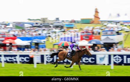 Arabian Queen geritten von Silvestre De Sousa kommt nach Hause, um die Prinzessin Elizabeth Stakes am Ladies Day des Investec Derby Festivals 2015 auf der Epsom Racecourse, Epsom zu gewinnen. Stockfoto