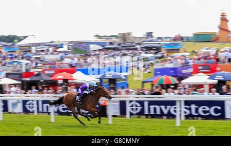 Arabian Queen geritten von Silvestre De Sousa kommt nach Hause, um die Prinzessin Elizabeth Stakes am Ladies Day des Investec Derby Festivals 2015 auf der Epsom Racecourse, Epsom zu gewinnen. Stockfoto