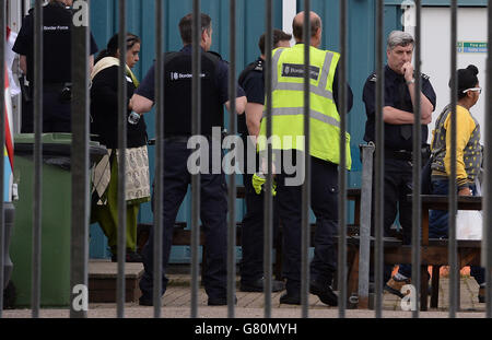 Menschen, die auf Container gefunden Stockfoto