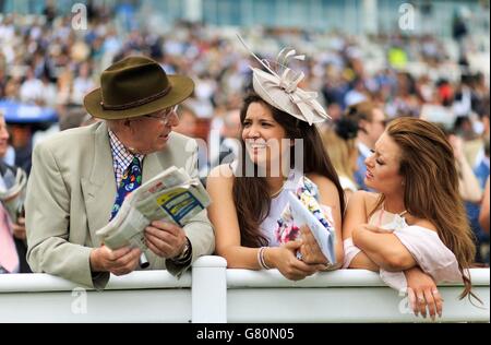 Pferderennen - 2015 Investec Derby Festival - Ladies Day - Epsom Racecourse. Racegoers lachen beim Ladies Day des Investec Derby Festivals 2015 auf der Epsom Racecourse, Epsom. Stockfoto