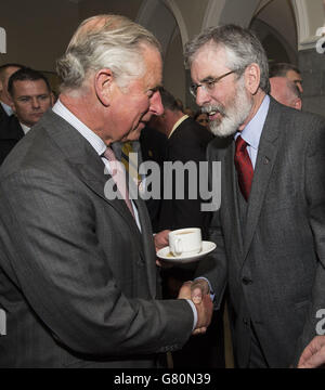 Der Prinz von Wales (links) schüttelt die Hände mit Sinn Fein Präsident Gerry Adams an der National University of Ireland in Galway, Irland. Stockfoto