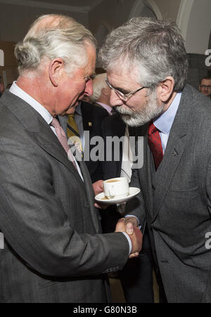 Der Prinz von Wales (links) schüttelt die Hände mit Sinn Fein Präsident Gerry Adams an der National University of Ireland in Galway, Irland. Stockfoto