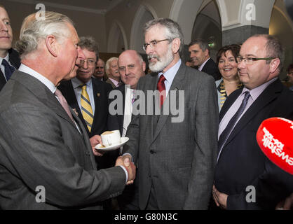 Der Prinz von Wales (links) schüttelt die Hände mit Sinn Fein Präsident Gerry Adams an der National University of Ireland in Galway, Irland. Stockfoto