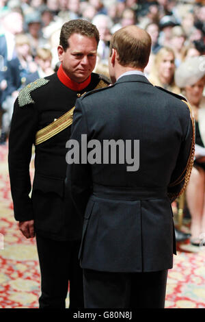 Oberstleutnant Richard Slack, die Royal Lancers, wird von Prinz William in Windsor Castle zum OBE (Offizier des Order of the British Empire) gemacht. Stockfoto