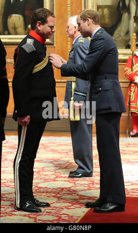 Oberstleutnant Richard Slack, die Royal Lancers, wird von Prinz William in Windsor Castle zum OBE (Offizier des Order of the British Empire) gemacht. Stockfoto