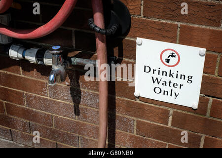 Frisches sauberes Trinkwasser und Abwassernetz. Stockfoto