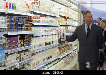 Der Prinz von Wales besucht Stände Supermarkt, wo er ein neues Restaurant und Shop mit lokalen Produkten eröffnet. Stockfoto