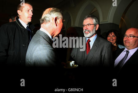Der Prinz von Wales (links) schüttelt sich die Hände mit Sinn Fein-Präsident Gerry Adams bei einem Willkommensempfang im NUI Galway am ersten Tag ihres königlichen Besuches in der Republik Irland. Stockfoto