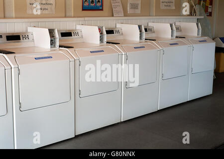 Industrietyp Münz-Waschmaschinen im Holiday camp Wäsche. Stockfoto