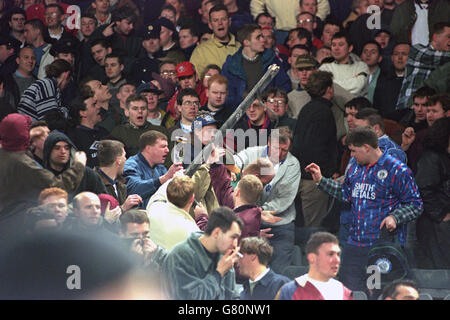 Fußball - freundlich - Irland - England - Lansdowne Road. Während eines Spiels zwischen der Republik Irland und England in der Lansdowne Road kommt es in der Menge zu Unruhe. Stockfoto