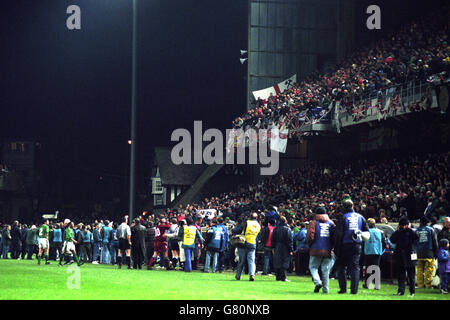 Während eines Spiels zwischen der Republik Irland und England in der Lansdowne Road kommt es in der Menge zu Unruhe. Stockfoto