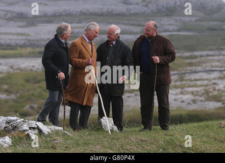 Der Prinz von Wales trifft auf Bauern (von links nach rechts) Pat Nagle, Michael Davoren und Oliver Nagle während seines Besuchs im Burren in der Grafschaft Clare, einem alten und dramatischen steinigen Ausbissen, der für seine seltene Pflanzenwelt berühmt ist, Biodiversität und Archäologie am ersten Tag seines königlichen Besuches in der Republik Irland. Stockfoto