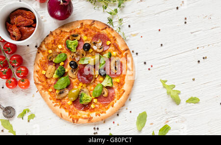 Leckere Pizza mit Zutaten auf Holztisch serviert. Schuss von Luftbild, Exemplar für text Stockfoto