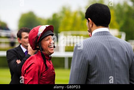 Frankie Dettori (links) lacht mit Trainer Saeed bin Suroor, (rechts) am zweiten Tag des Mai-Festivals 2015 auf der Goodwood Racecourse, Chichester. Stockfoto