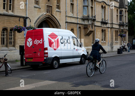 DPD Pakete van außen am Balliol College, Broad Street, Oxford, UK Stockfoto