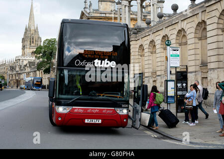 Oxford Tube Bus in High Street, Oxford, Großbritannien Stockfoto