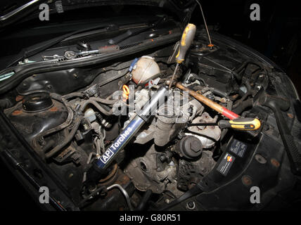 Arbeiten am Motor eines Autos in einer Garage-Werkstatt. Stockfoto