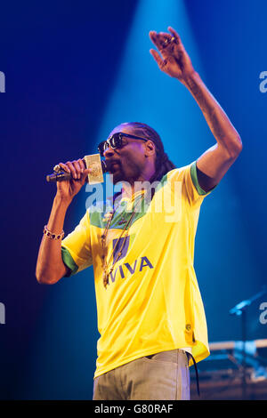 Snoop Dogg, der ein Norwich City FC Shirt trägt, tritt beim Radio 1 Big Weekend in Earlham Park, Norwich, auf. DRÜCKEN SIE VERBANDSFOTO. Bilddatum: Samstag, 23. Mai 2015. Bildnachweis sollte lauten: Matt Crossick/PA Wire Stockfoto