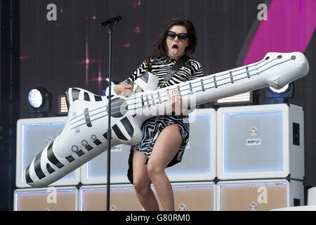 Charli XCX beim Radio 1 Big Weekend, gehalten in Earlham Park, Norwich. Stockfoto