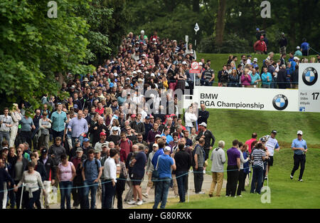 Der Spanier Miguel Angel Jimenez (rechts) läuft am vierten Tag der BMW PGA Championship 2015 im Wentworth Golf Club, Surrey, an der Seite der Menschenmassen. Stockfoto