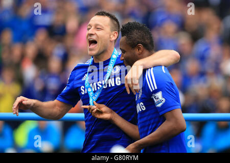 Fußball - Barclays Premier League - Chelsea gegen Sunderland - Stamford Bridge. Chelsea's John Terry und John Obi Mikel feiern nach dem Spiel der Barclays Premier League in Stamford Bridge, London. Stockfoto