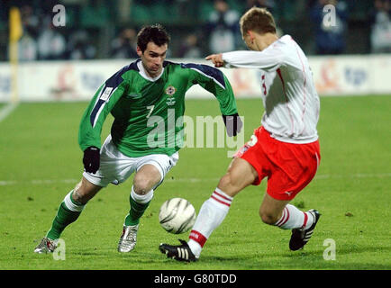 Der nordirische Keith Gillespie (L) kämpft mit dem polnischen Tomasz Rzasa um den Ball. Stockfoto