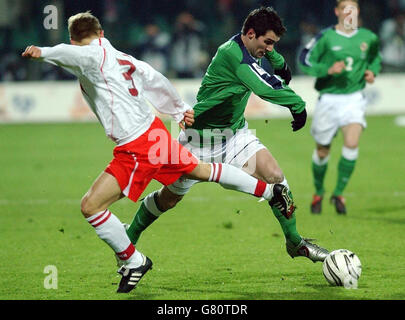 Der nordirische Keith Gillespie (R) kämpft mit dem polnischen Tomasz Rzasa um den Ball. Stockfoto