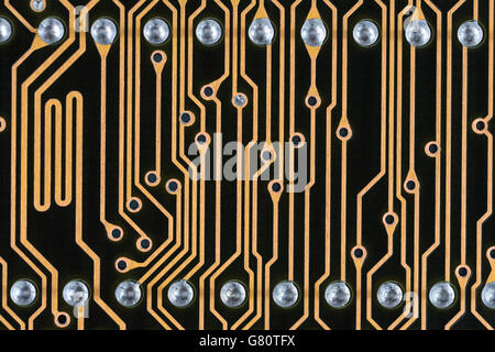 Konzept der Computertechnik. Für Motherboard-Elektronik. Leiterplatte/leiterplatte mit Kupferverdrahtung/Anschlussspuren. Nahaufnahme der Schaltung. Stockfoto