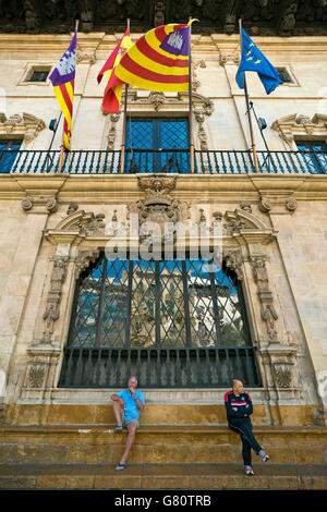 Senkrechten Blick auf die Vorderseite des Rathauses in Palma de Mallorca. Stockfoto