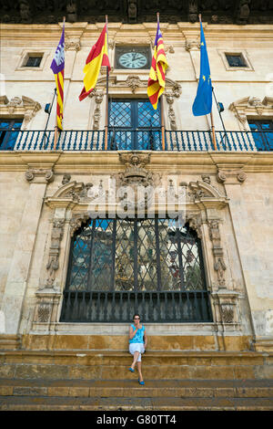 Senkrechten Blick auf die Vorderseite des Rathauses in Palma de Mallorca. Stockfoto