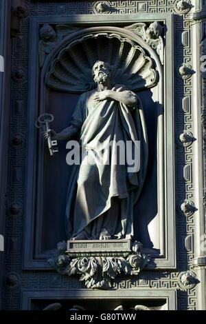 Südtür mit Bronzestatue des Petersdoms, Isaakskathedrale, St. Petersburg, Russland Stockfoto