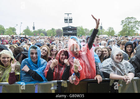 Die Menge während des Radio 1 Big Weekend, in Earlham Park, Norwich statt. Stockfoto