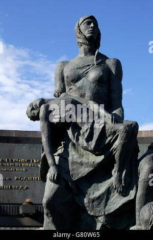 Skulptur der trauernden Mutter, Denkmal der heldenhaften Verteidiger Leningrads, Siegesplatz, Ploshchad Pobedy, St Petersburg, Ru Stockfoto